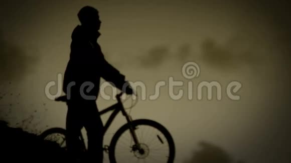 自行车夜行人回家单色视频视频的预览图