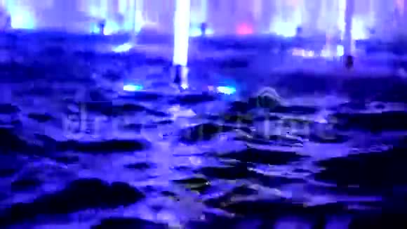 在有照明的喷泉中用一个视频的预览图