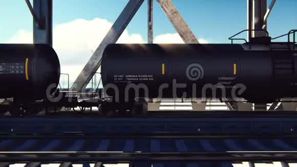 日出时铁轨上有油的油罐车培训运输罐车液体燃料油的容器视频的预览图