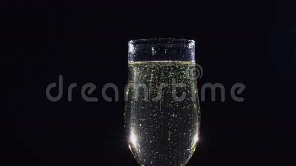 一杯香槟酒的气泡慢动作视频的预览图