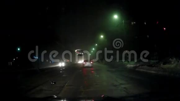 夜雾雨车路视频的预览图