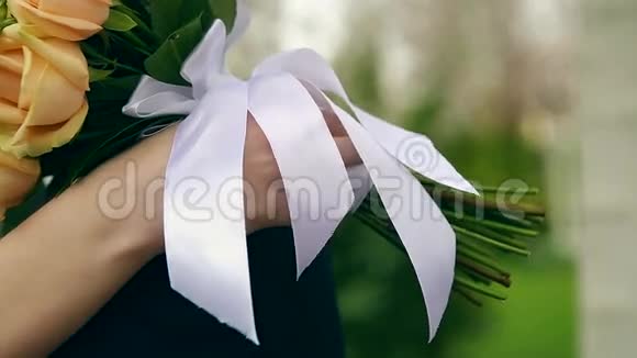 新娘手中的婚礼花束在绿色背景上视频的预览图
