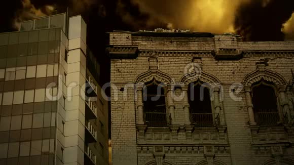 旧建筑上的罪恶夜空视频的预览图