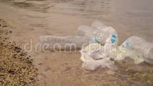 海洋环境问题中的塑料污染塑料杯运输袋瓶子和吸管倾倒在海里视频的预览图