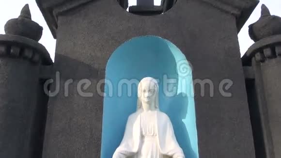 墓地圣母玛利亚雕像视频的预览图