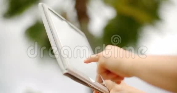 在使用平板电脑时请将手放在女性手上视频的预览图
