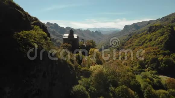 4KUHD站在悬崖上的山寺的空中景观十世纪的古代基督教圣殿视频的预览图