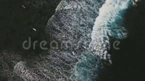 空中观景冲浪者在波浪上菲律宾卡坦杜内斯视频的预览图