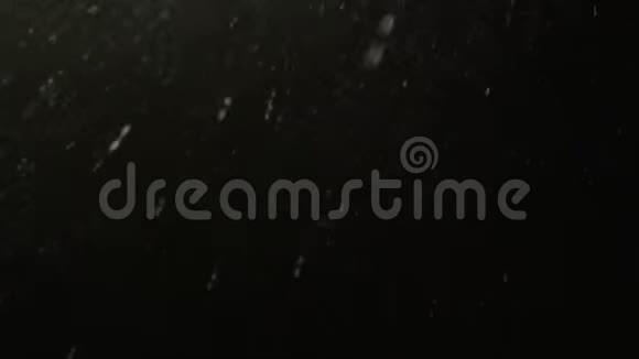 黑色背景下雪的缓慢运动视频的预览图