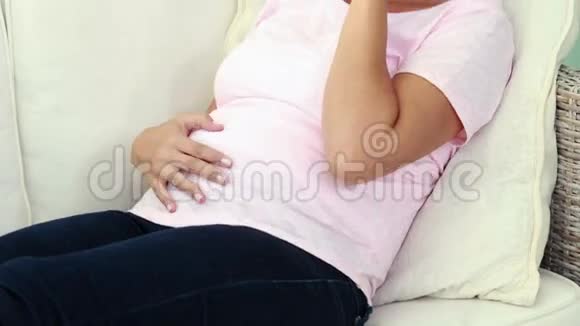 孕妇在沙发上哭泣视频的预览图