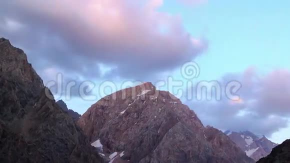 日落时分的山脉全景时间流逝塔吉克人视频的预览图