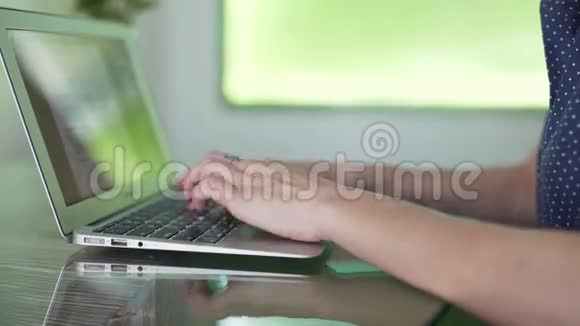女人的手在键盘上打字视频的预览图