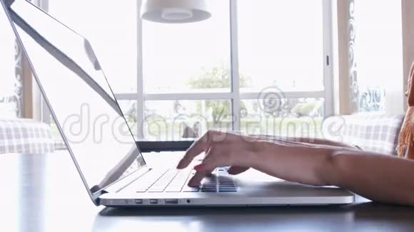 咖啡馆里的女孩双手触摸笔记本电脑键盘上的打字视频的预览图