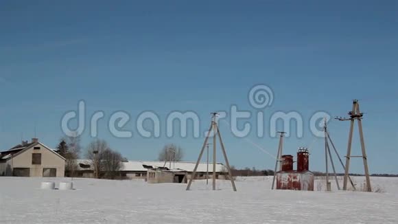 一个有仓库的空地被雪覆盖视频的预览图