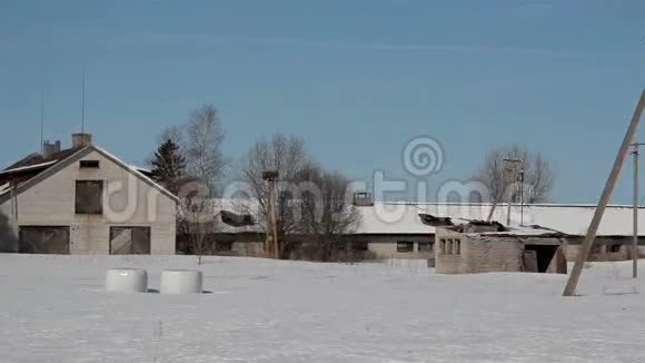 仓库和空地被雪覆盖视频的预览图