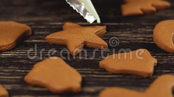 圣诞饼干的装饰过程家庭烹饪和传统观念视频的预览图