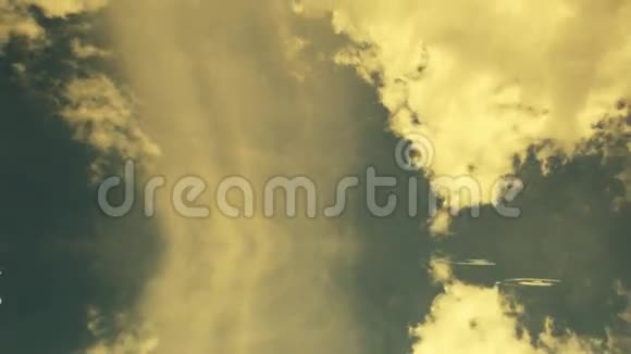 时间流逝金色的天空和水滴在反射表面垂直的天空股票镜头视频的预览图