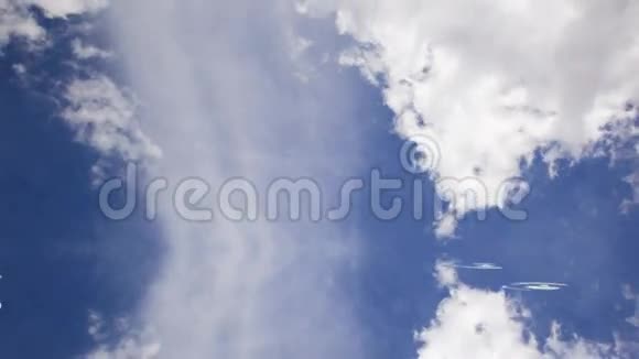 反射面垂直天空和股票的时间推移云和水滴视频的预览图