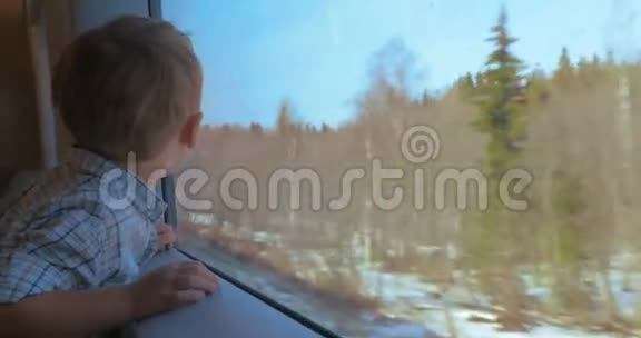 从火车的窗户往外看视频的预览图