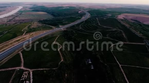 从无人驾驶飞机上看到的葡萄园山和公路视频的预览图