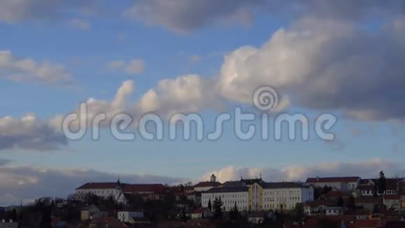 城市和天空上的云彩视频的预览图