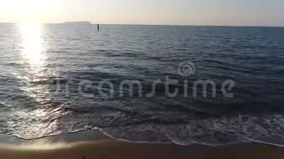 空中无人驾驶飞机在平静的黄昏的海面上飞行视频的预览图