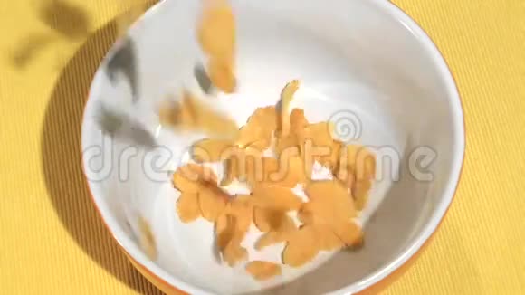 把玉米片倒入碗里慢动作视频的预览图