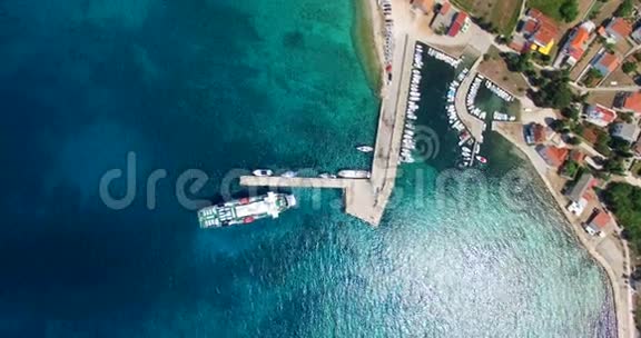 从克罗地亚奥利布岛出发的渡轮的鸟瞰图视频的预览图