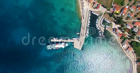 从克罗地亚奥利布岛出发的渡轮的鸟瞰图视频的预览图