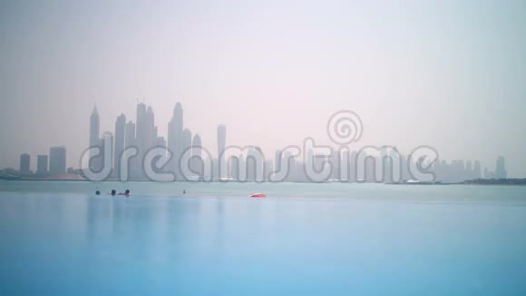 阳光海滩日迪拜码头游泳池景观4k时间间隔视频的预览图