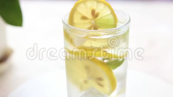 玻璃加冷水加柠檬冰和薄荷视频的预览图