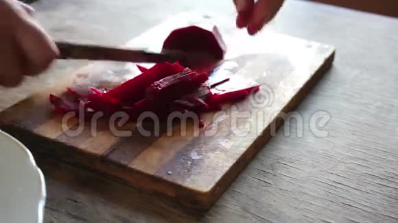 把甜菜切到厨师做饭上视频的预览图