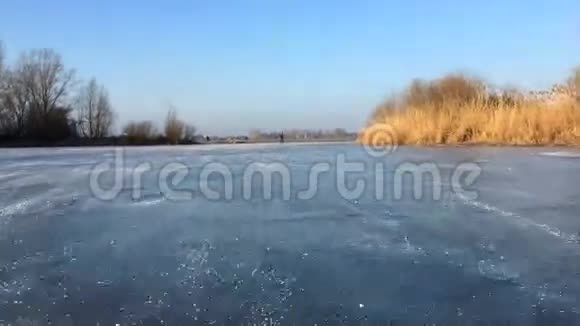 冰湖上滑冰的人视频的预览图