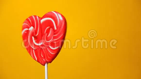 五颜六色的心脏形成棒棒糖视频的预览图