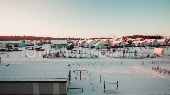 芬兰美丽舒适的彩色房子视频的预览图