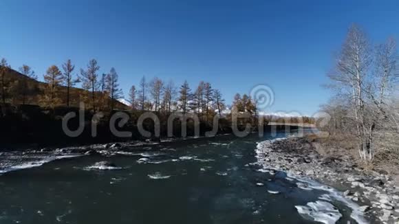 空中观景台飞越美丽的山河空中摄影机拍摄景观全景视频的预览图