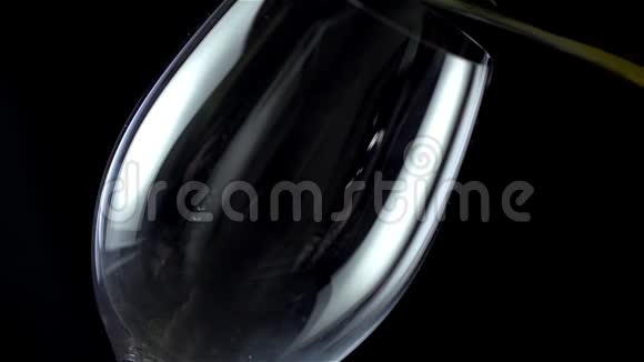 白葡萄酒慢慢倒入玻璃杯中视频的预览图