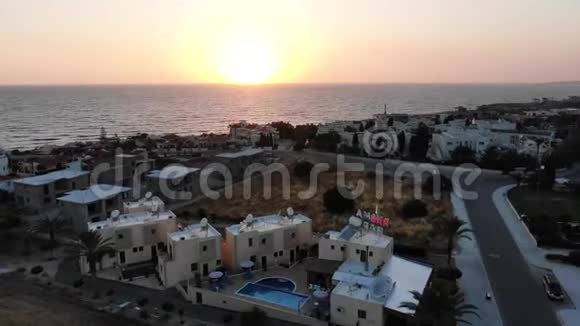空中观景在岛上飞行景观地中海和海岸塞浦路斯城市度假胜地博士点视频的预览图