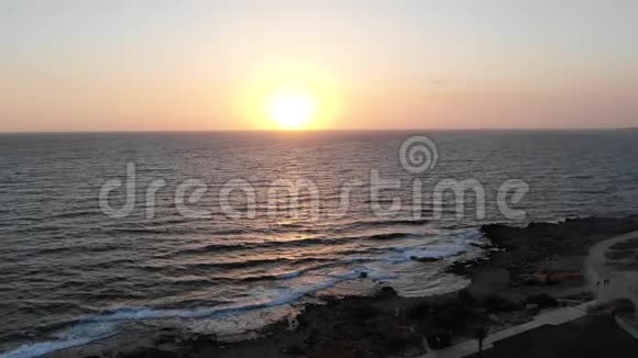 海上海岸鸟瞰图在岛上飞行景观地中海和海岸塞浦路斯城市度假胜地医生视频的预览图