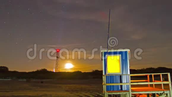 夜间海滩救生员小屋时间流逝视频的预览图