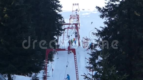地面升降机将人们抬到山顶视频的预览图