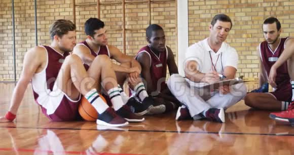教练向篮球运动员讲解比赛计划视频的预览图