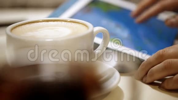 女在咖啡休息期间使用触摸板视频的预览图