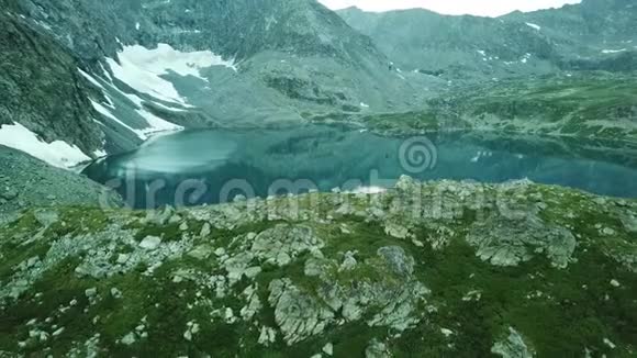 阿拉阿斯基尔山湖伊什图山谷阿尔泰景观视频的预览图