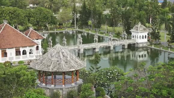塔曼乌戎水宫位于海洋附近由美丽的热带花园装饰印度尼西亚巴厘岛视频的预览图