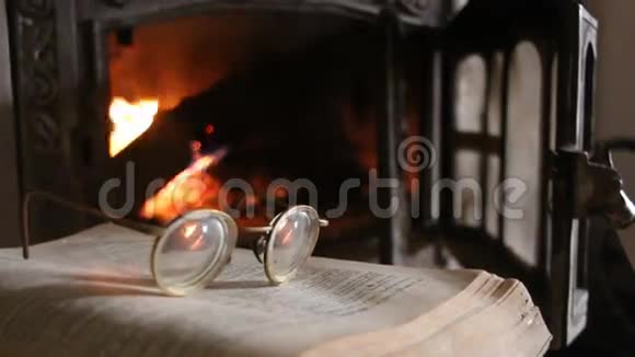 眼镜打开书和壁炉视频的预览图