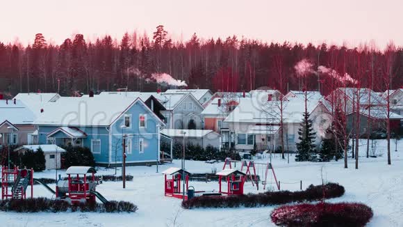芬兰美丽舒适的彩色房子视频的预览图