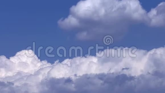晴天晴朗的天空中柔和的白云视频的预览图