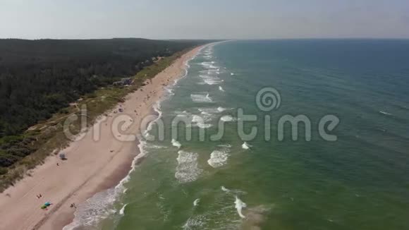 海滨沙滩的鸟瞰图视频的预览图