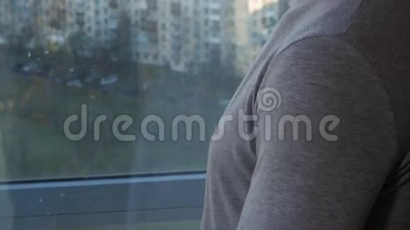 戴玻璃的男人在家看外面的风景视频的预览图